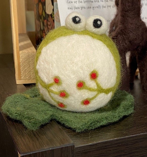 Needle Felted Frog - A Twist of Yarn